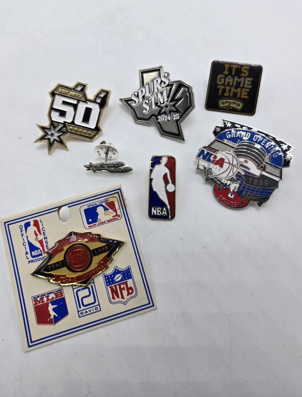 Lot of 7 NBA Lapel Pins Basketball San Antonio Spurs Detroit Pistons Gold Silver